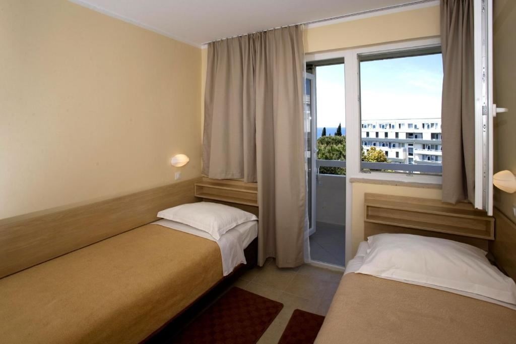 rooms-twin-classic-room-seaside-balcony