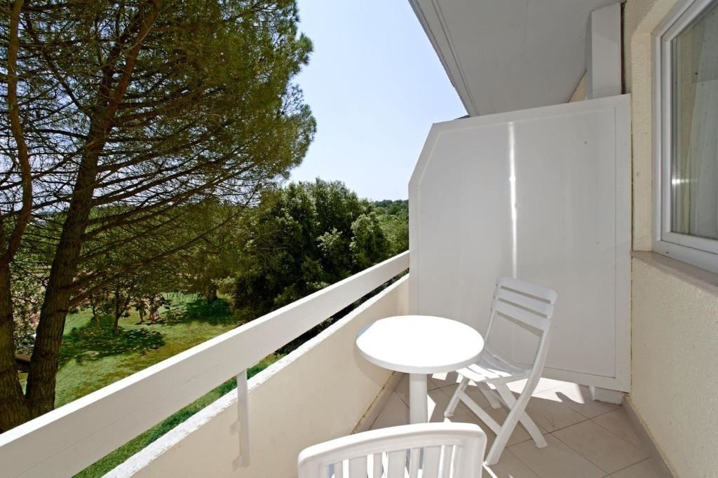 rooms-twin-classic-room-seaside-balcony