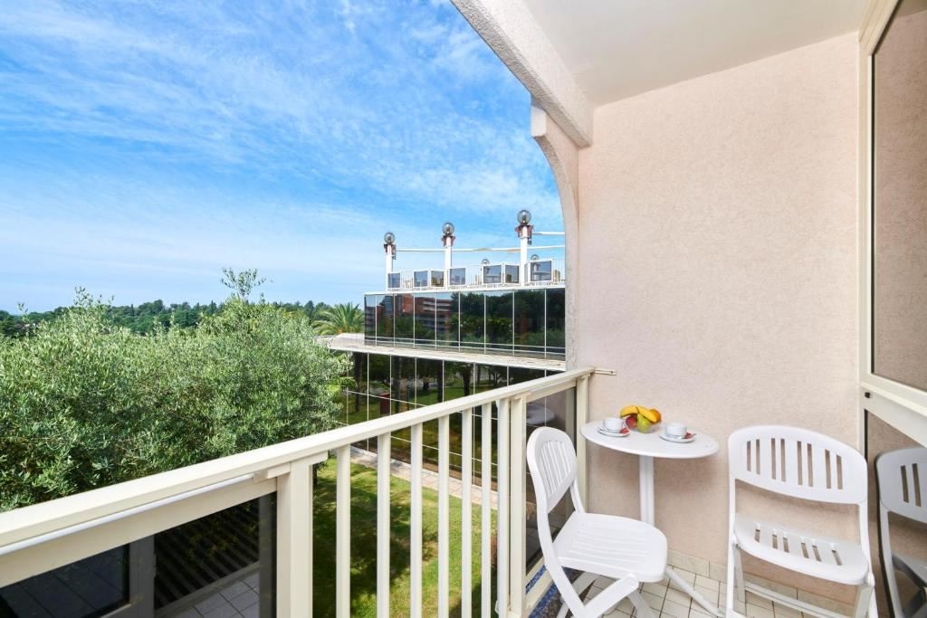 rooms-double-classic-room-seaside-balcony