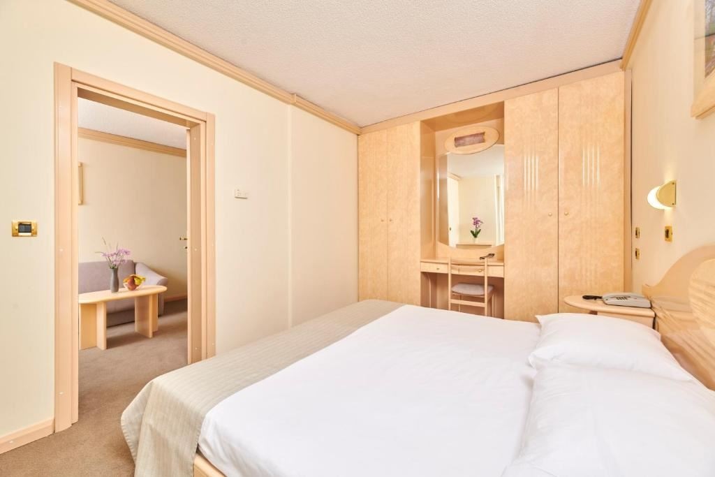 rooms-standard-suite-balcony