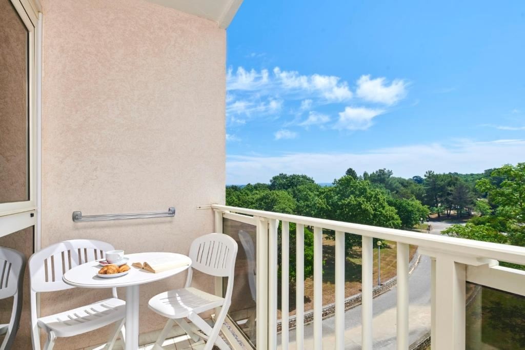 rooms-standard-suite-balcony