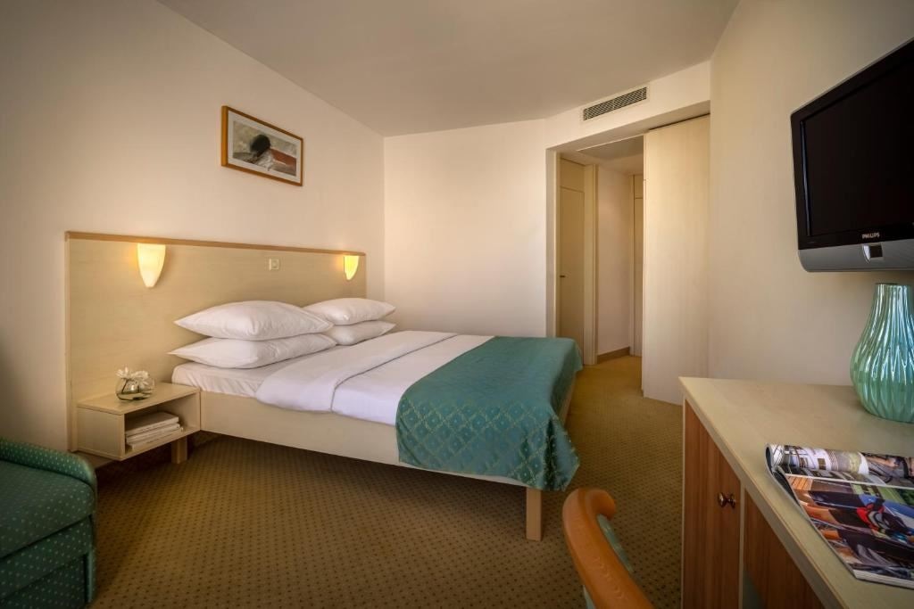 rooms-single-classic-room