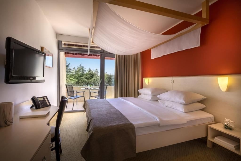 rooms-superior-room-seaside-balcony