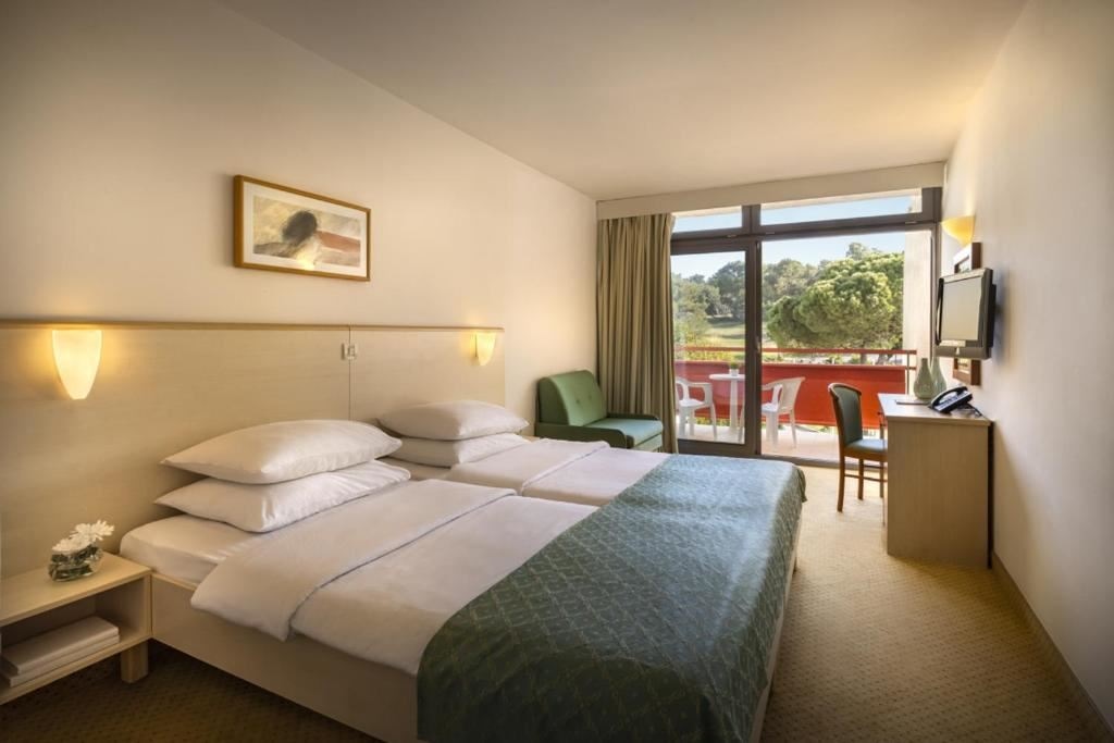 rooms-triple-superior-room-balcony