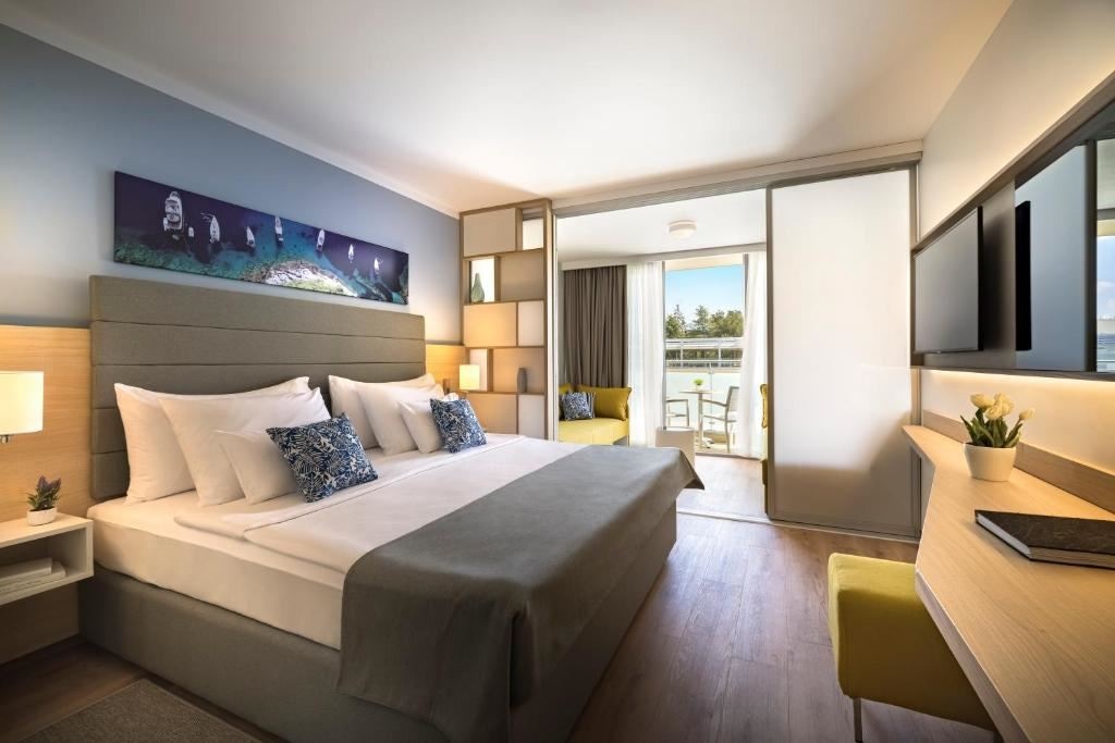 rooms-superior-familyroom-balcony