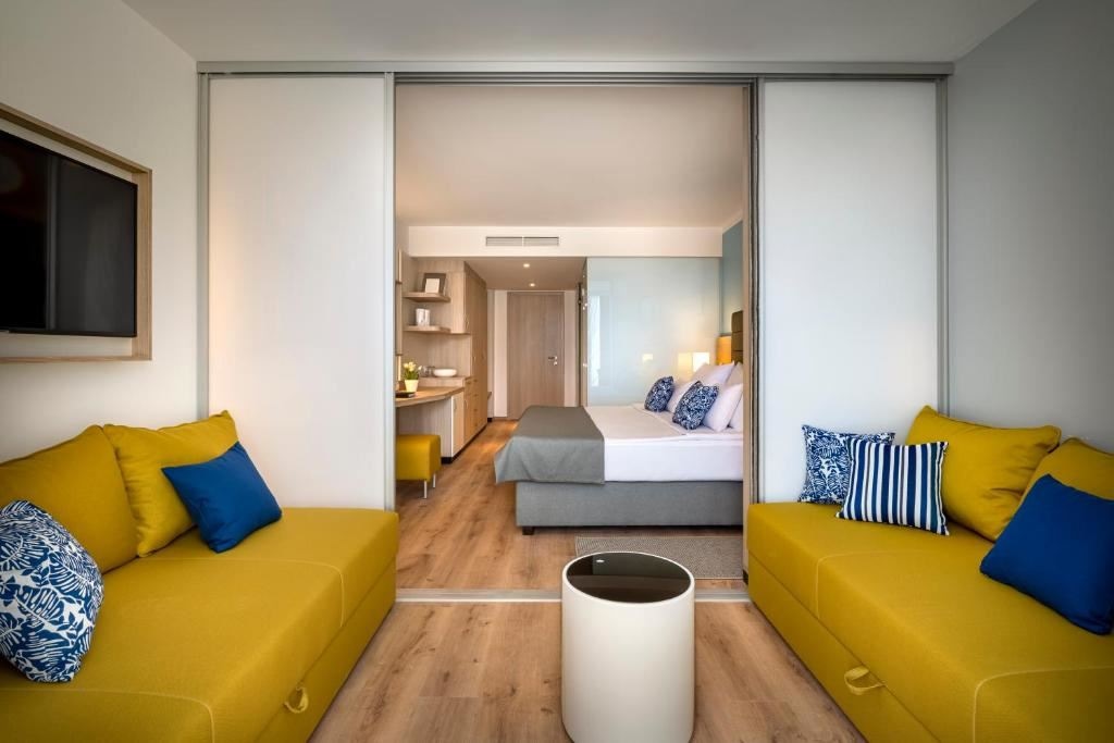 rooms-superior-familyroom-balcony