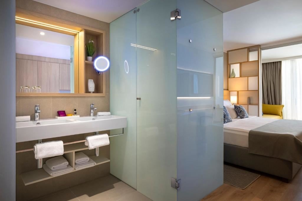 rooms-superior-familyroom-balcony