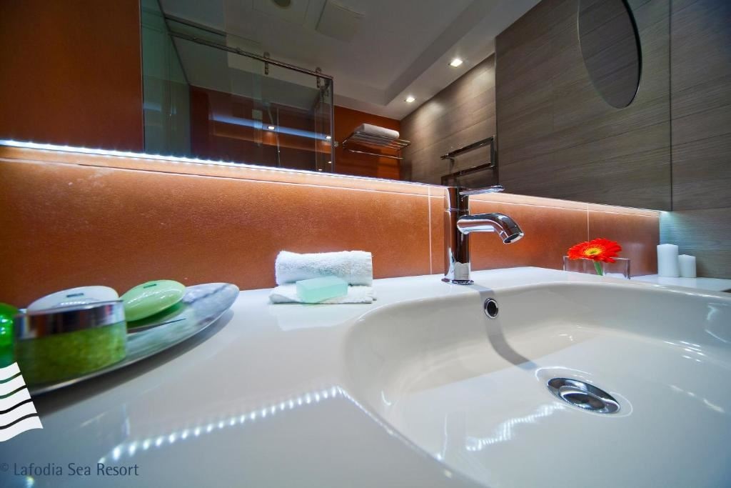 rooms-classic-room-seaside-balcony