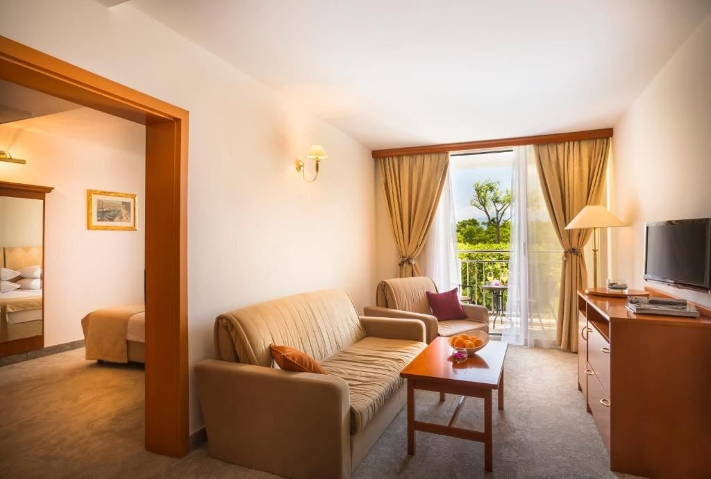 rooms-2-bedroom-superior-familysuite-seaside-balcony