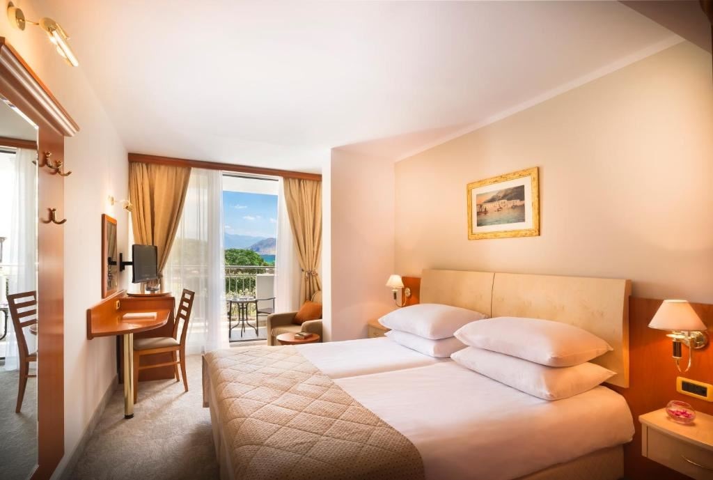 rooms-2-bedroom-superior-familysuite-seaside-balcony