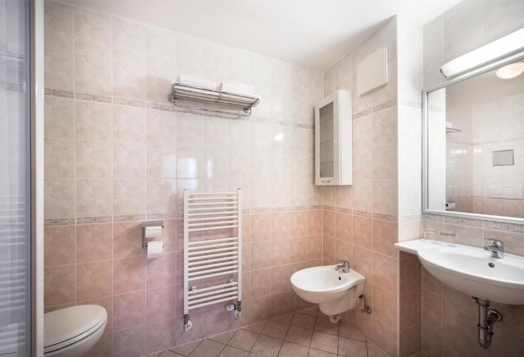 rooms-2-bedroom-superior-familysuite-seaside-balcony