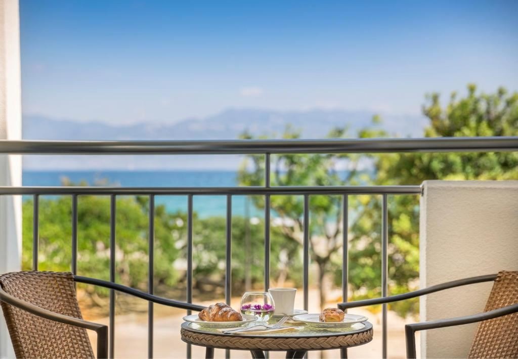 rooms-triple-superior-room-seaview-balcony