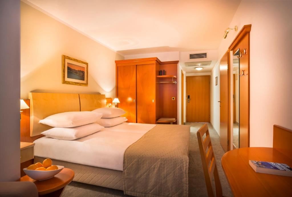 rooms-triple-superior-room-seaview-balcony