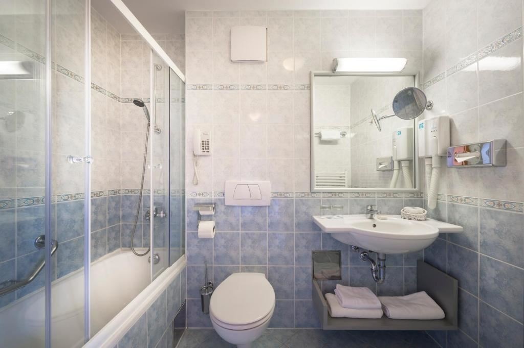 rooms-triple-superior-room-seaview-balcony