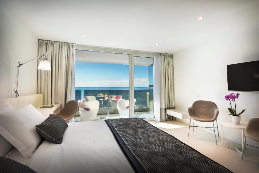 rooms-double-deluxe-room