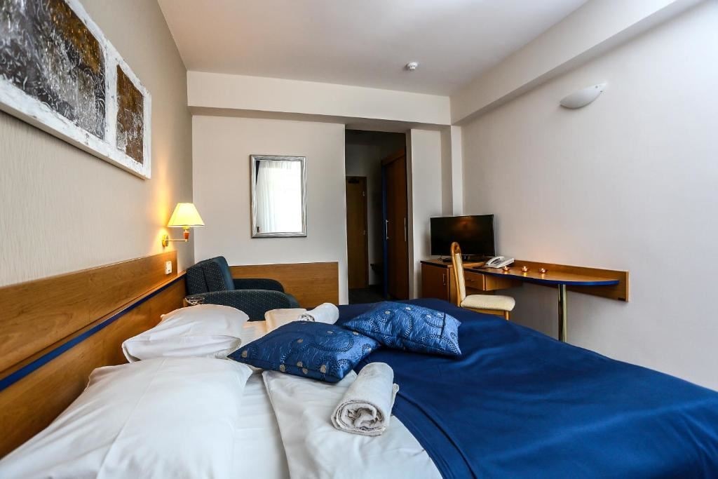 rooms-double-room-park-view-balcony