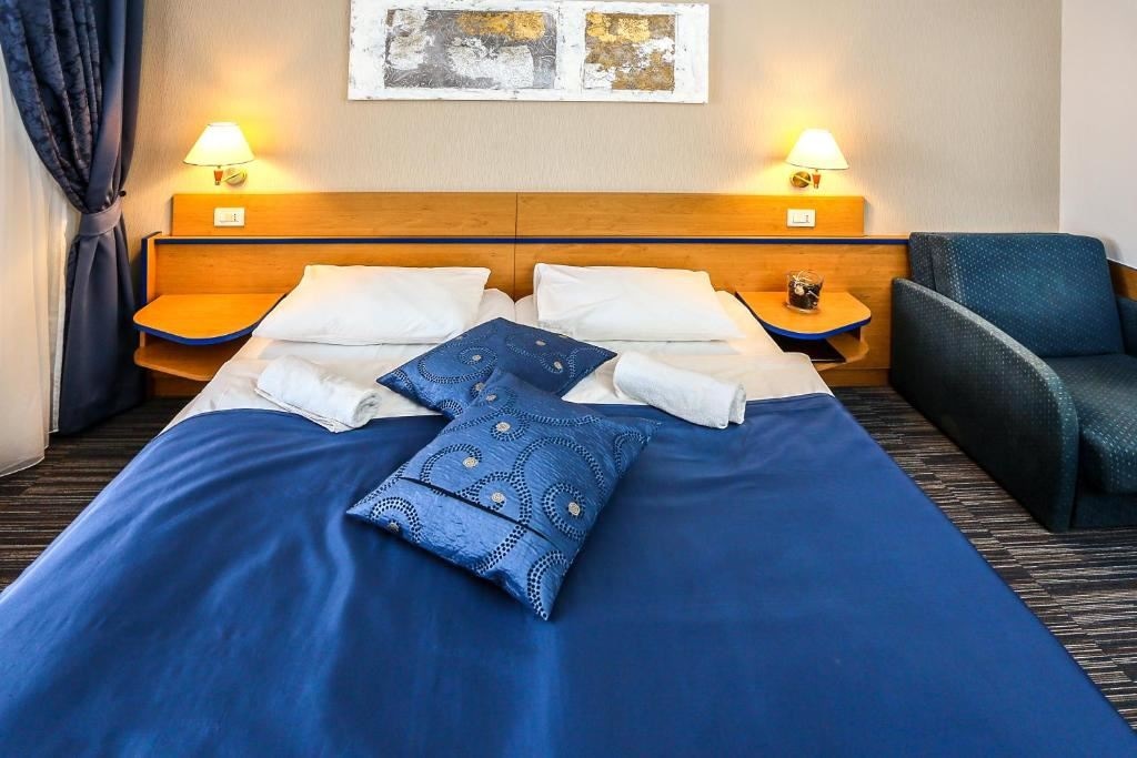 rooms-double-room-park-view-balcony