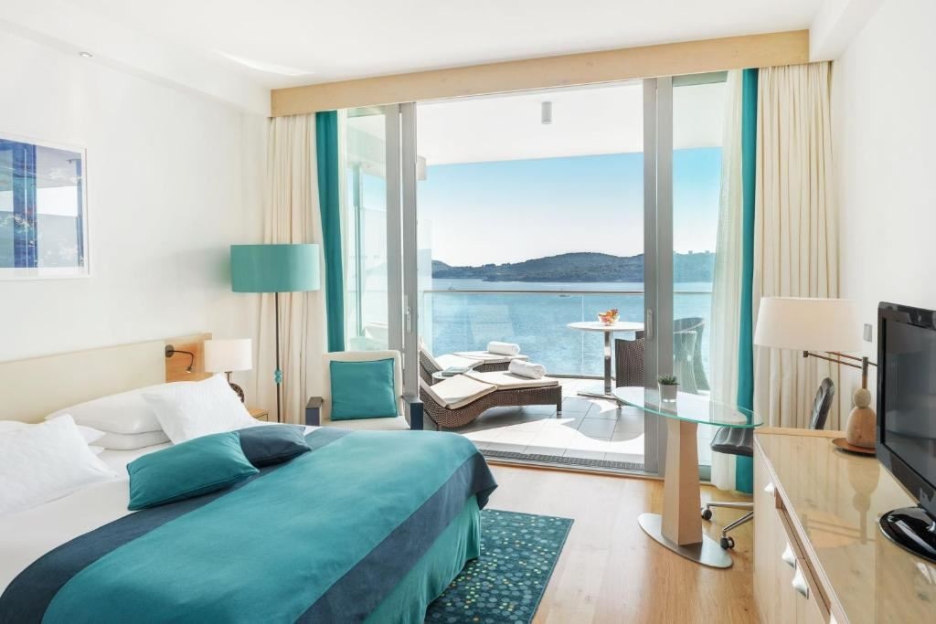 rooms-deluxe-room-seaview-balcony
