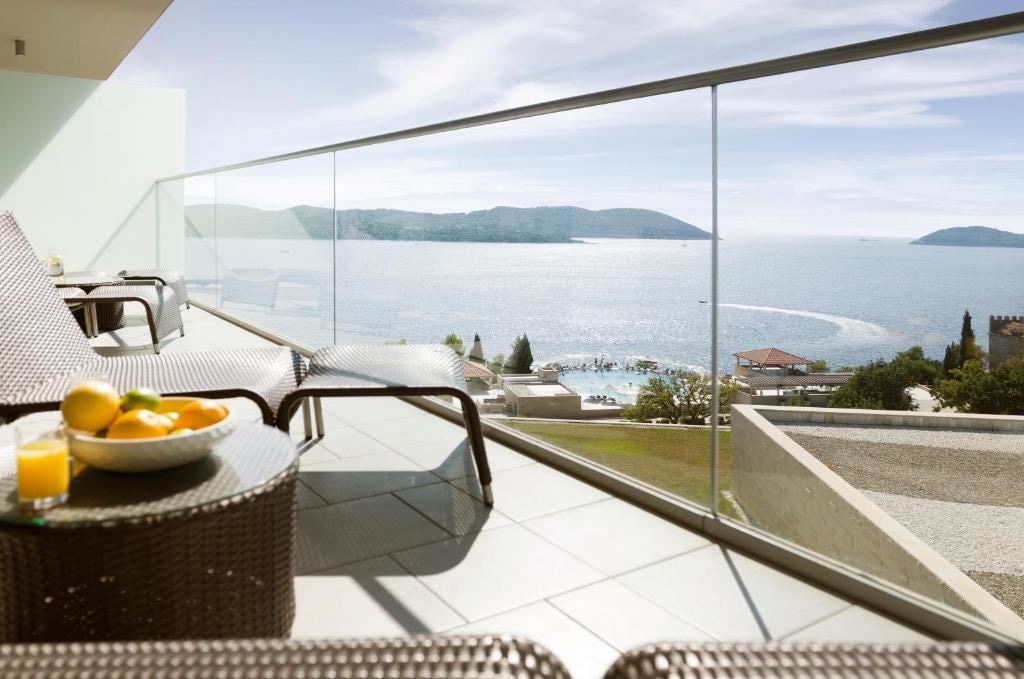 rooms-deluxe-suite-seaview-balcony