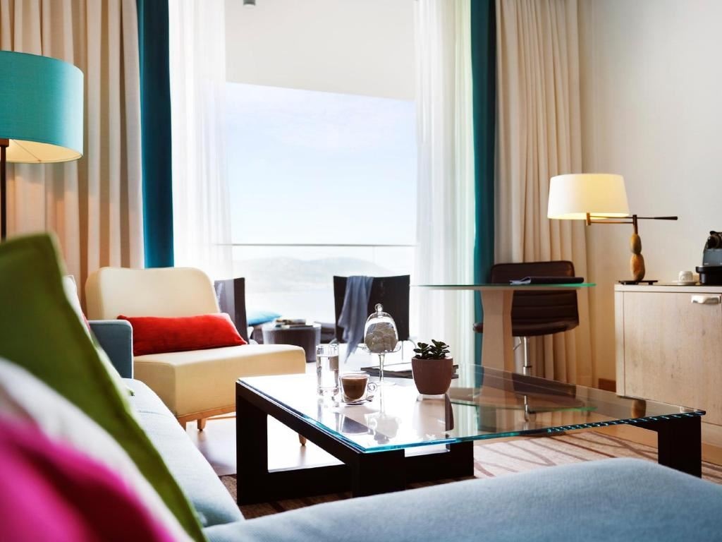 rooms-deluxe-suite-seaview-balcony