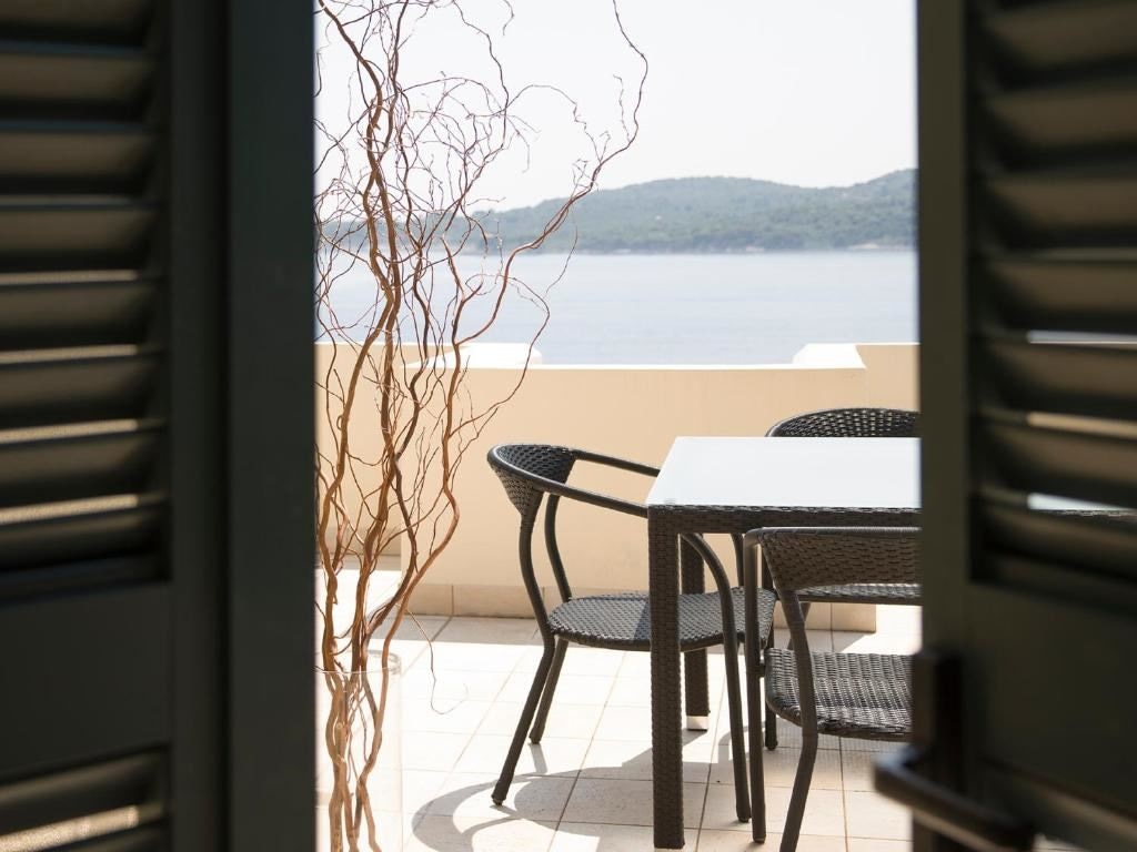 rooms-1-bedroom-apartment-seaview-balcony