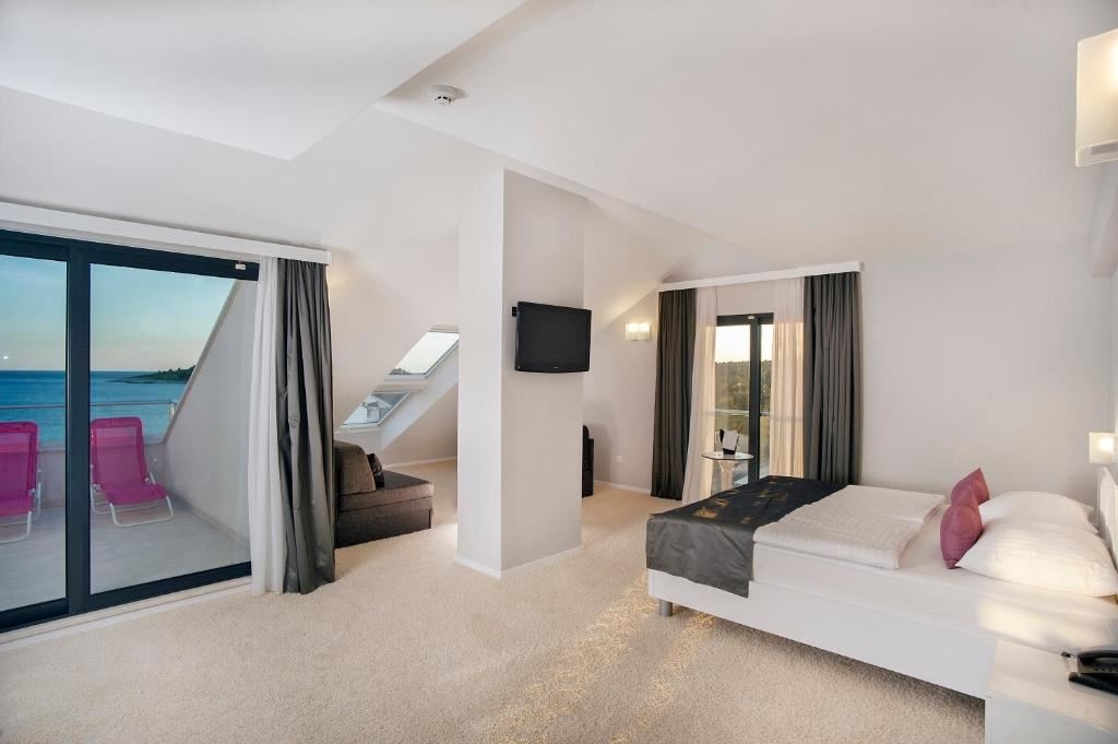 rooms-life-suite-seaview-balcony