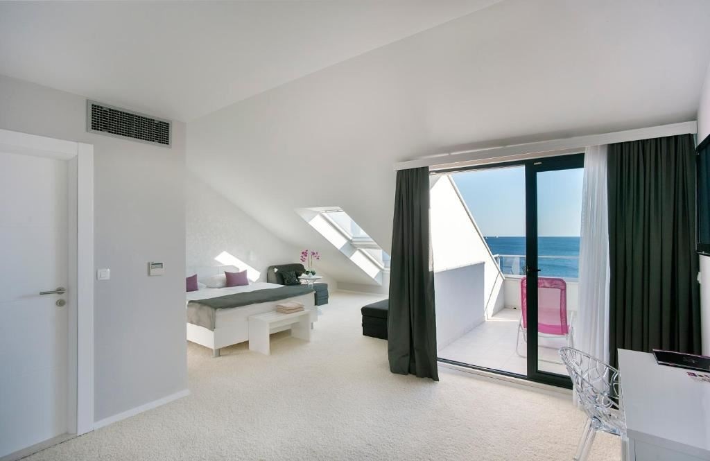 rooms-life-suite-seaview-balcony