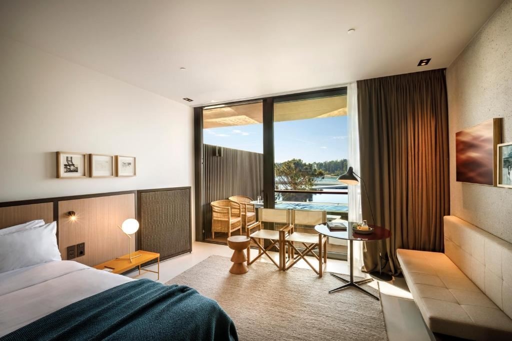 rooms-double-deluxe-room-seaview-balcony