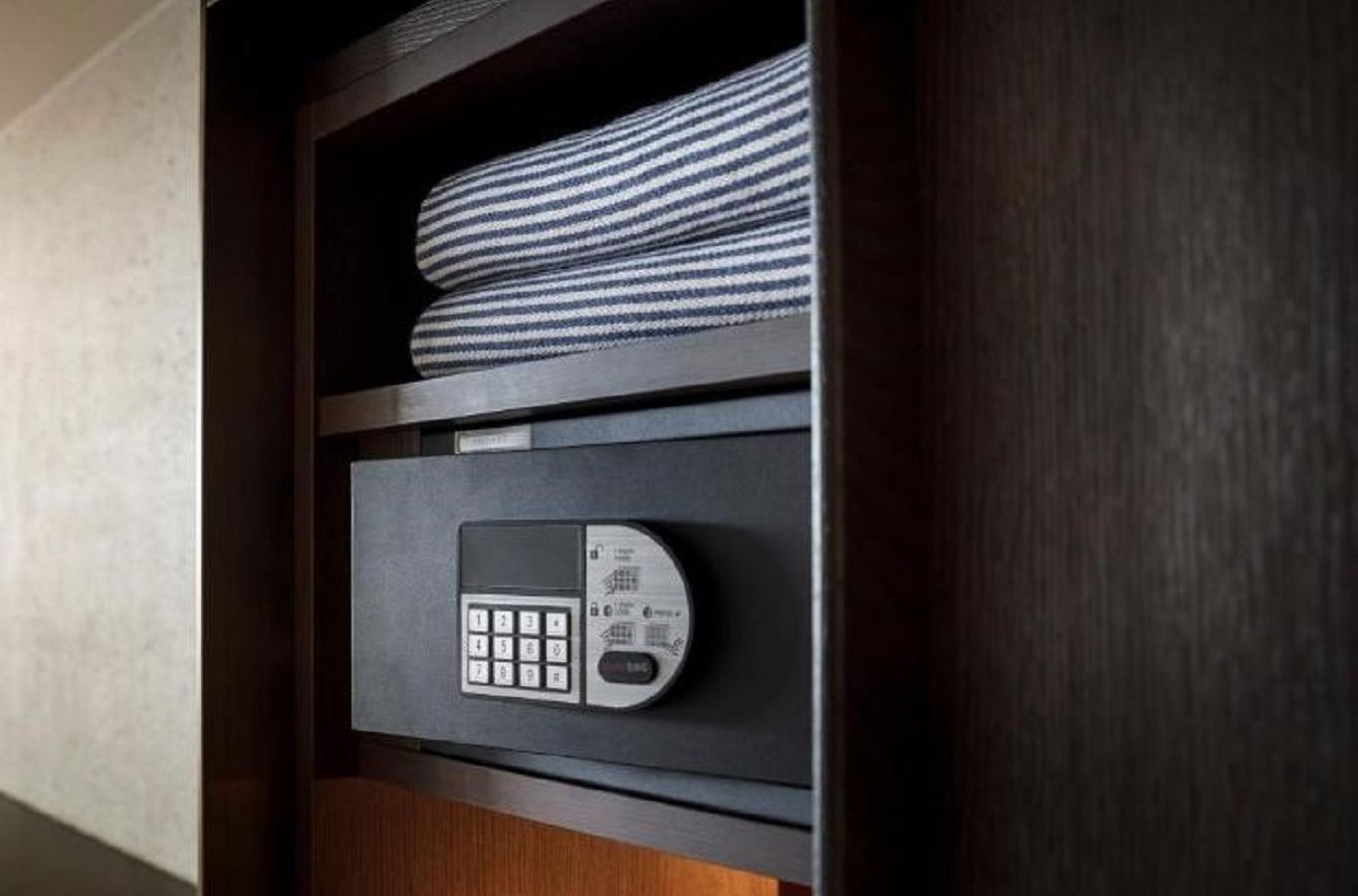 rooms-double-deluxe-room-seaview-balcony