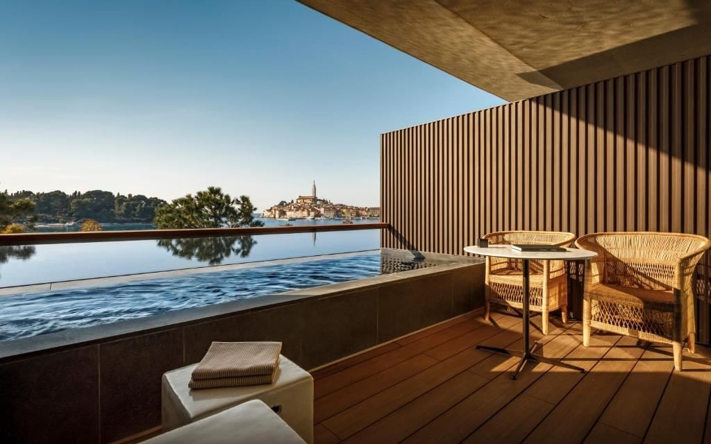 rooms-double-deluxe-room-seaview-balcony