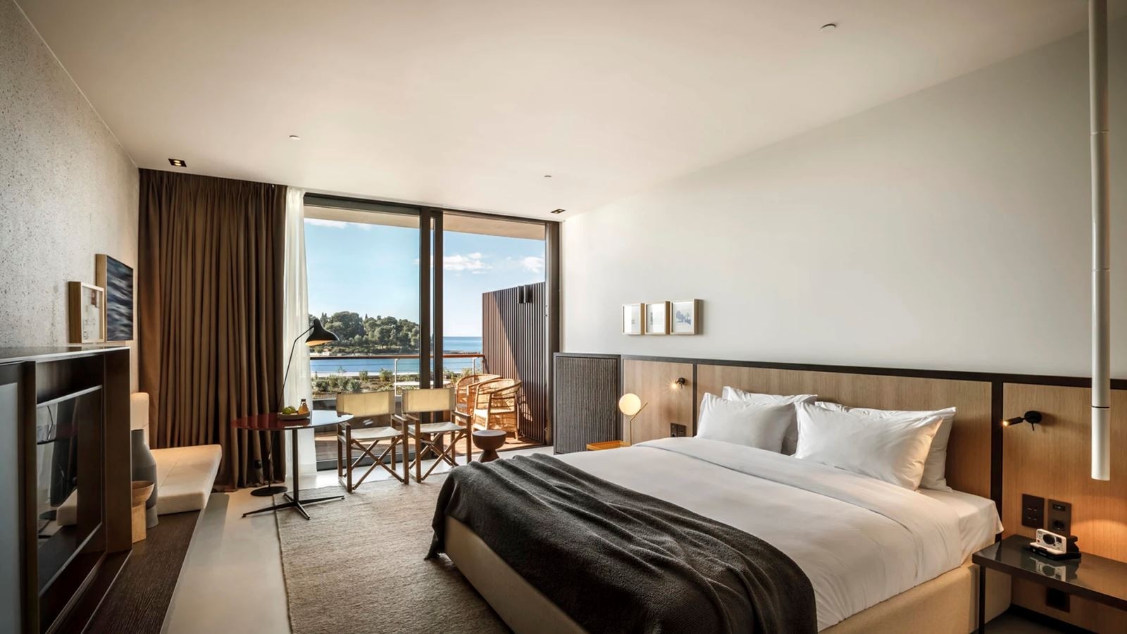 rooms-double-premium-room-seaview-balcony