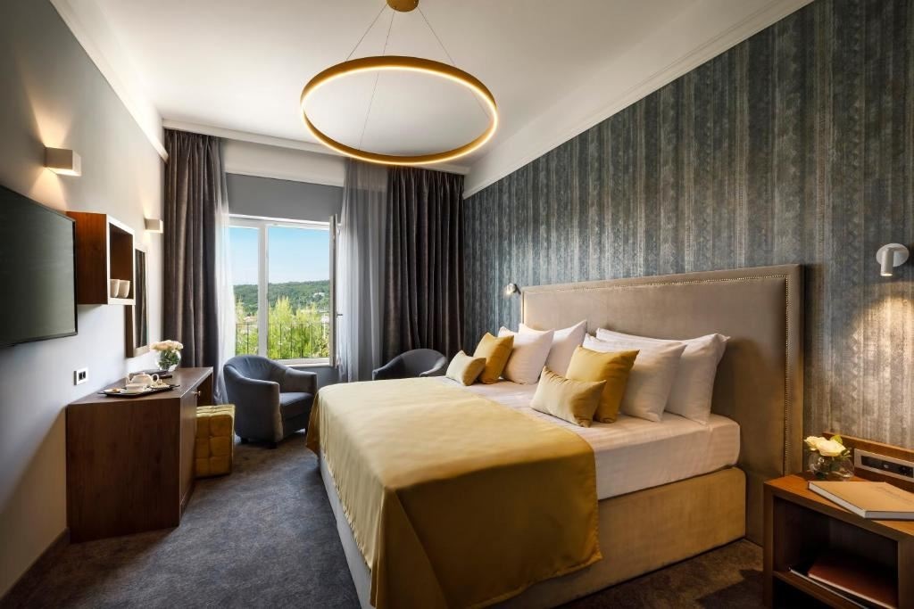 rooms-double-superior-room-seaside-balcony