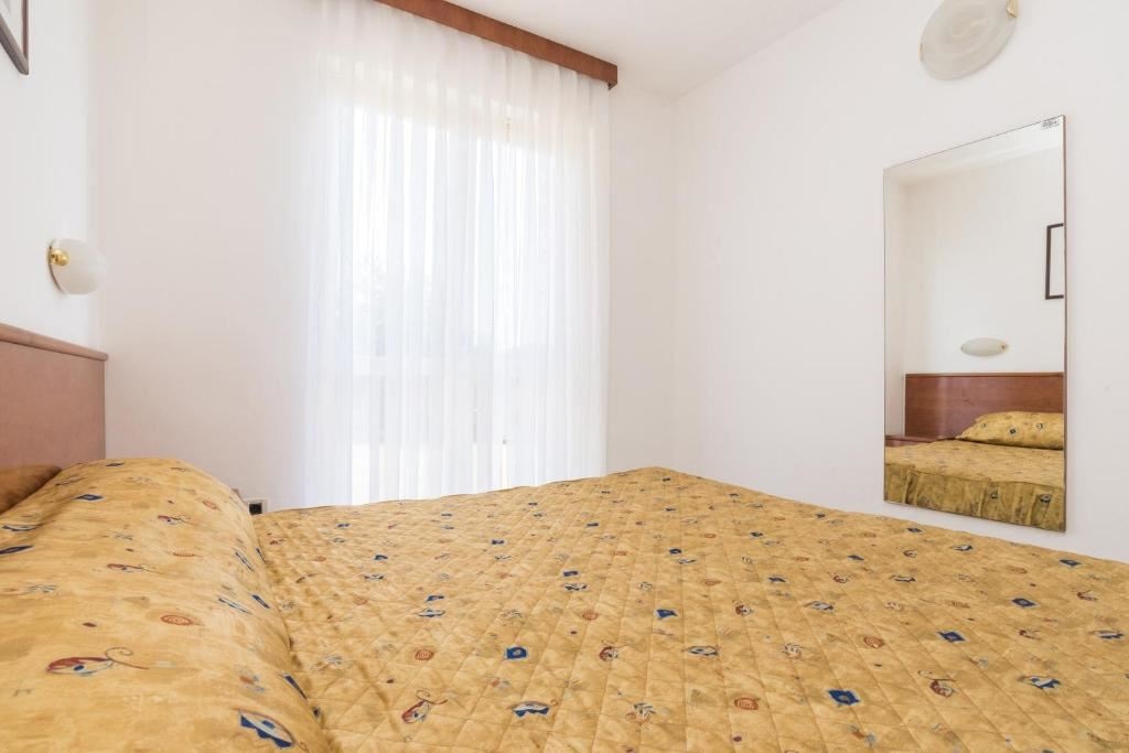 rooms-1-bedroom-apartment-balcony-economy