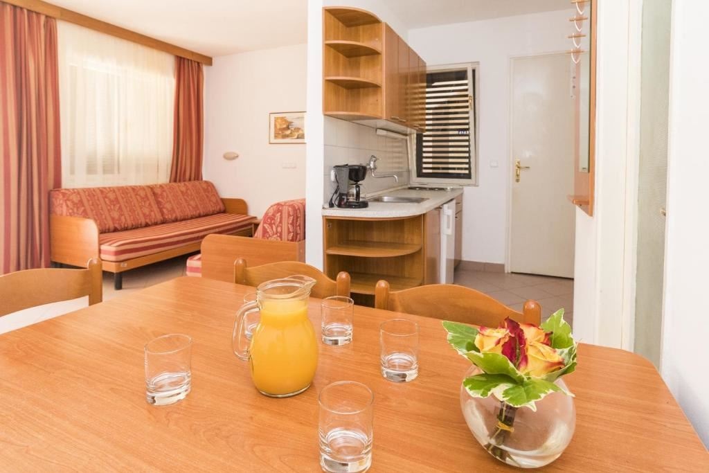 rooms-multiplebed-apartment-park-view-balcony-economy