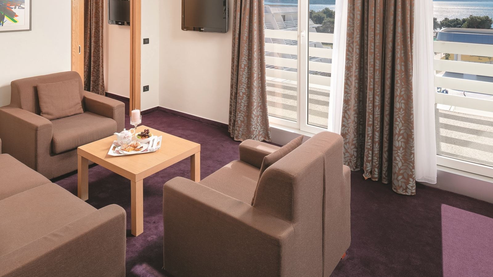 rooms-juniorsuite-balcony
