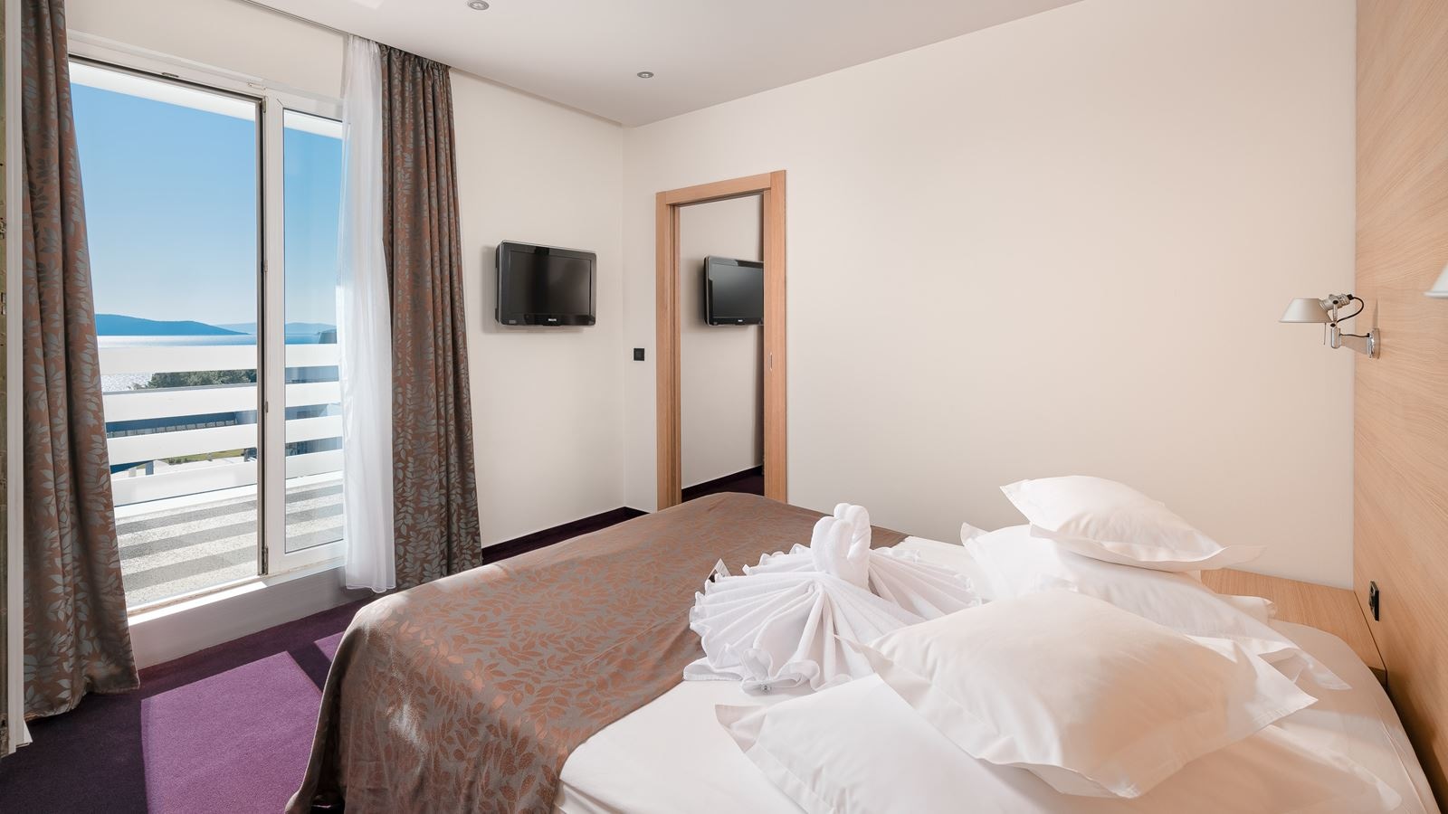 rooms-juniorsuite-balcony