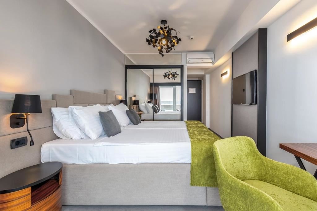 rooms-twin-room-seaview-balcony