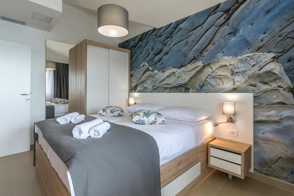 rooms-1-bedroom-comfort-apartment-seaview-balcony