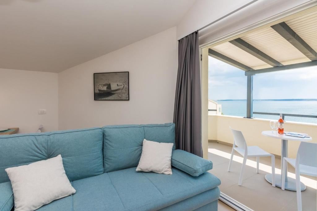 rooms-1-bedroom-comfort-apartment-seaview-balcony