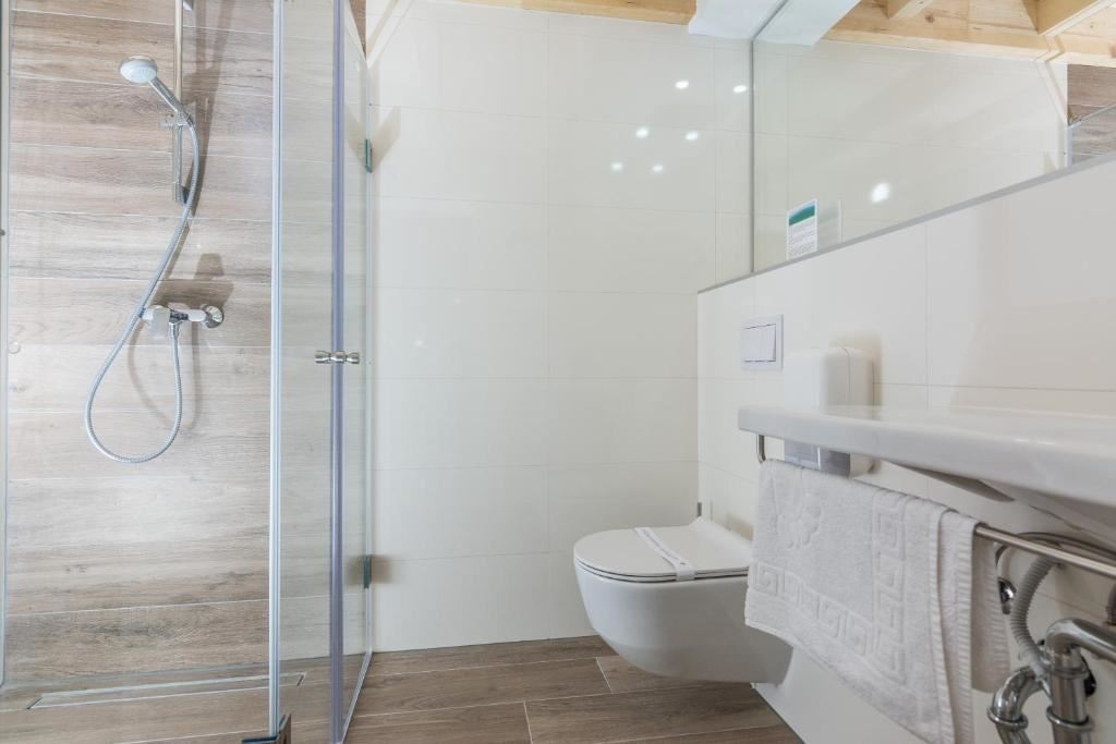 rooms-1-bedroom-comfort-apartment-seaview-balcony