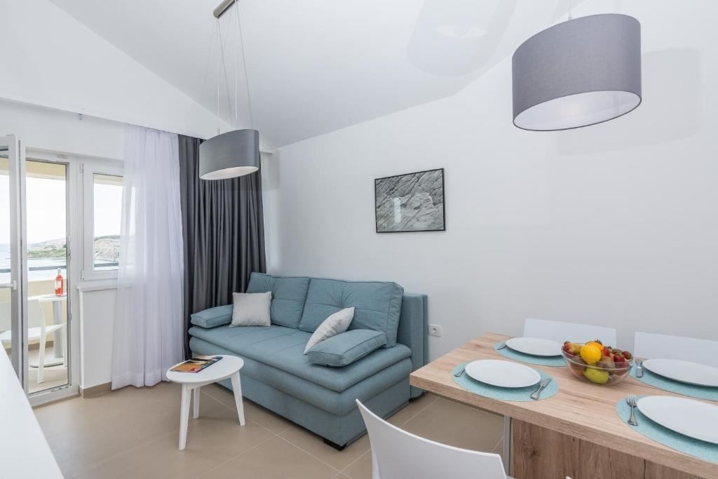 rooms-1-bedroom-comfort-apartment-seaview-balcony