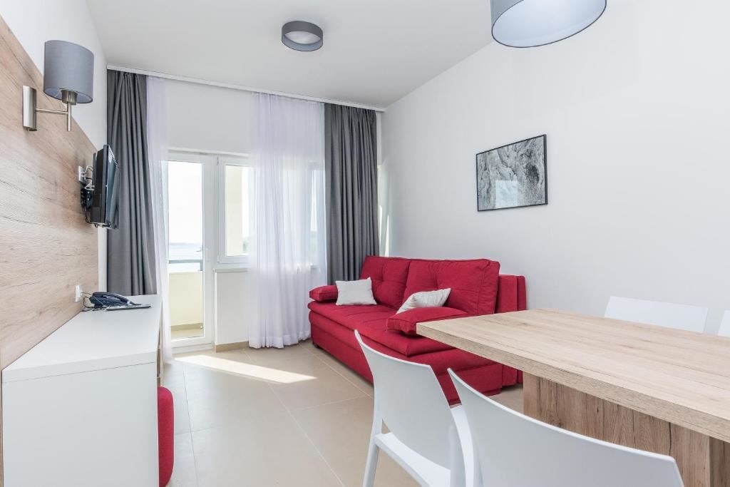 rooms-1-bedroom-standard-apartment-seaview-balcony