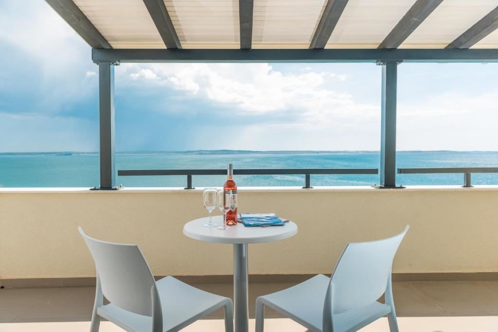 rooms-1-bedroom-standard-apartment-seaview-balcony