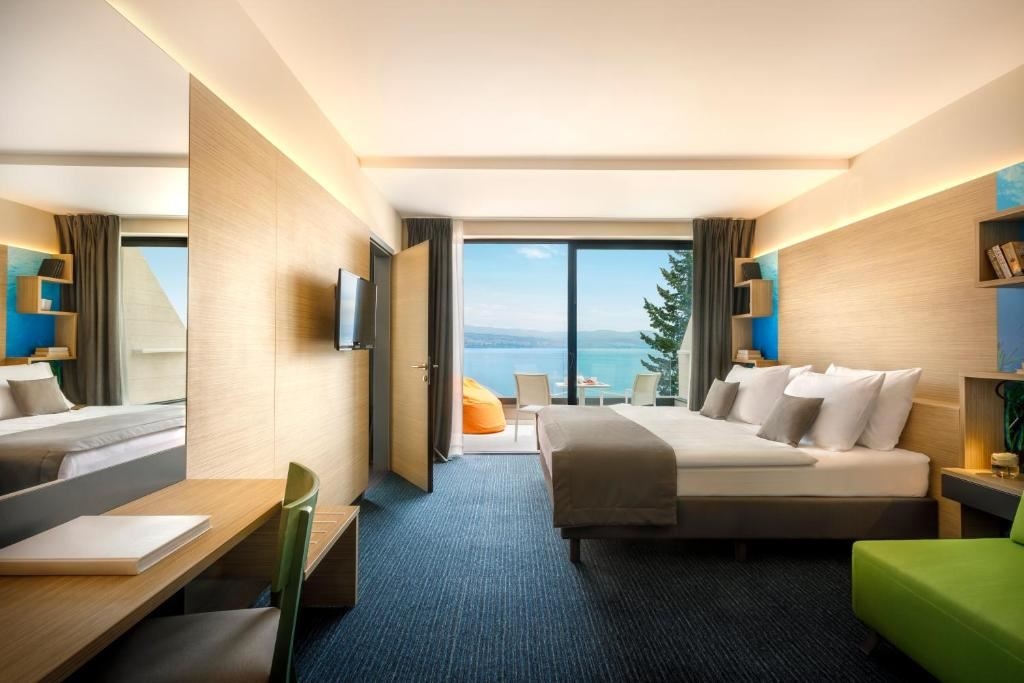 rooms-2-connectingrooms-superior-familyroom-seaview-balcony