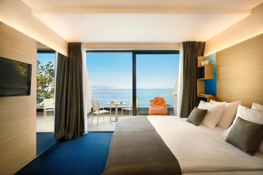 rooms-superior-room-seaview-balcony