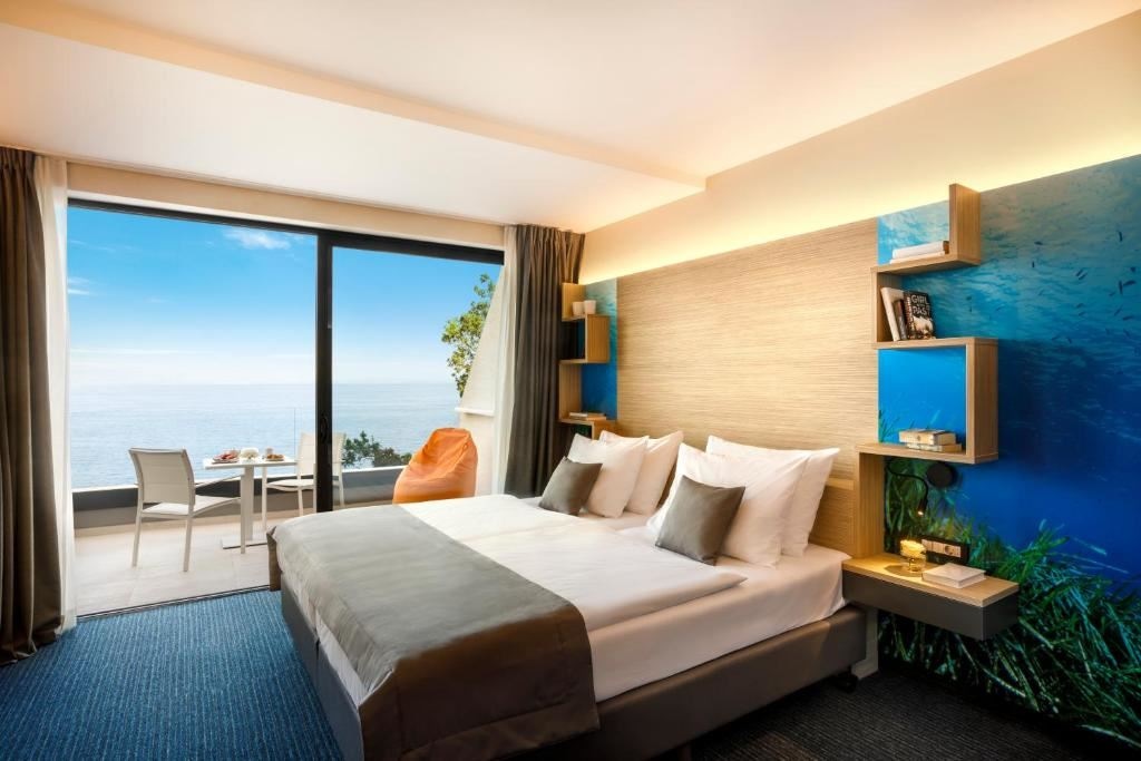 rooms-superior-room-seaview-balcony