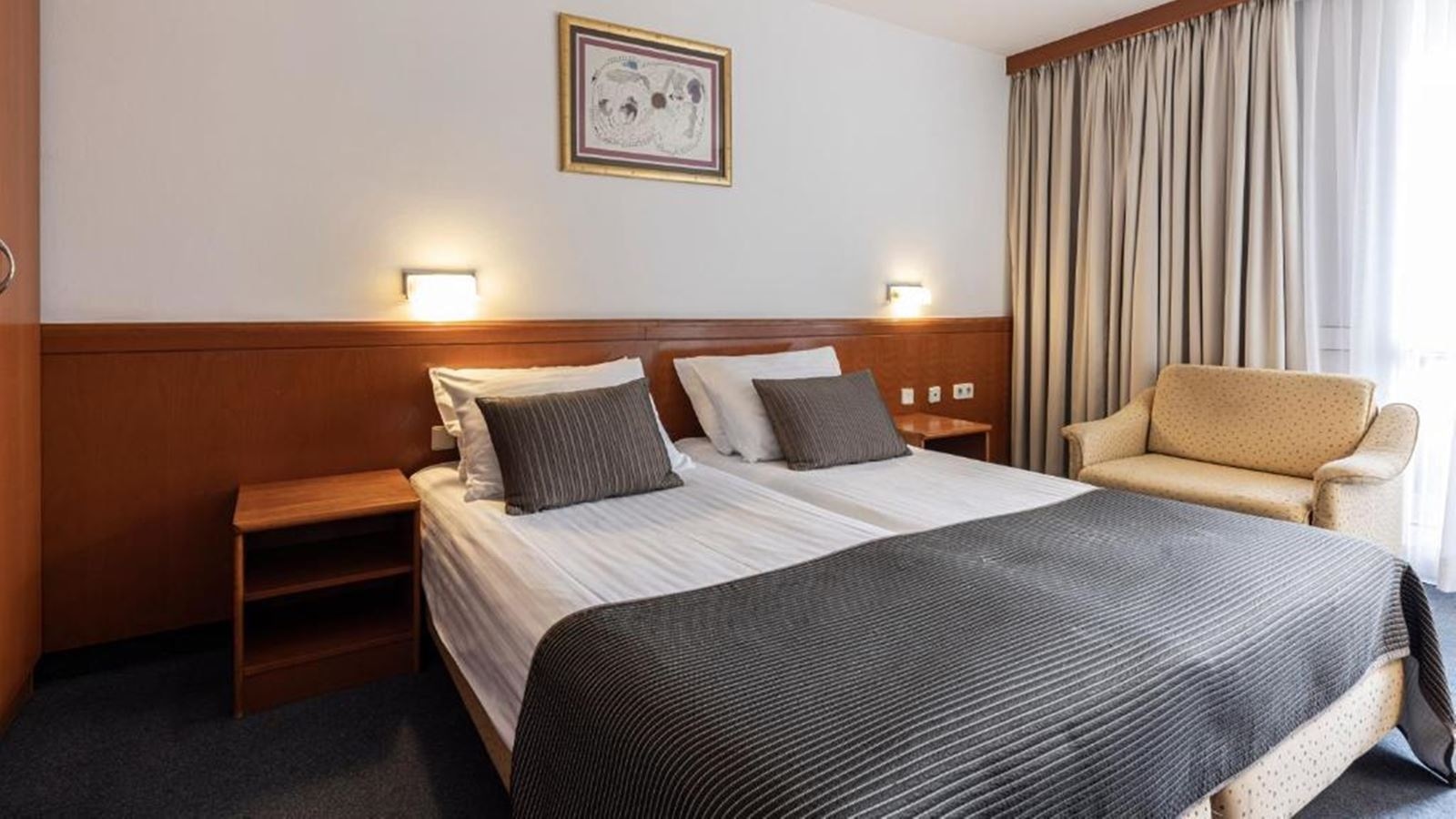 rooms-double-superior-room-lakeside-balcony