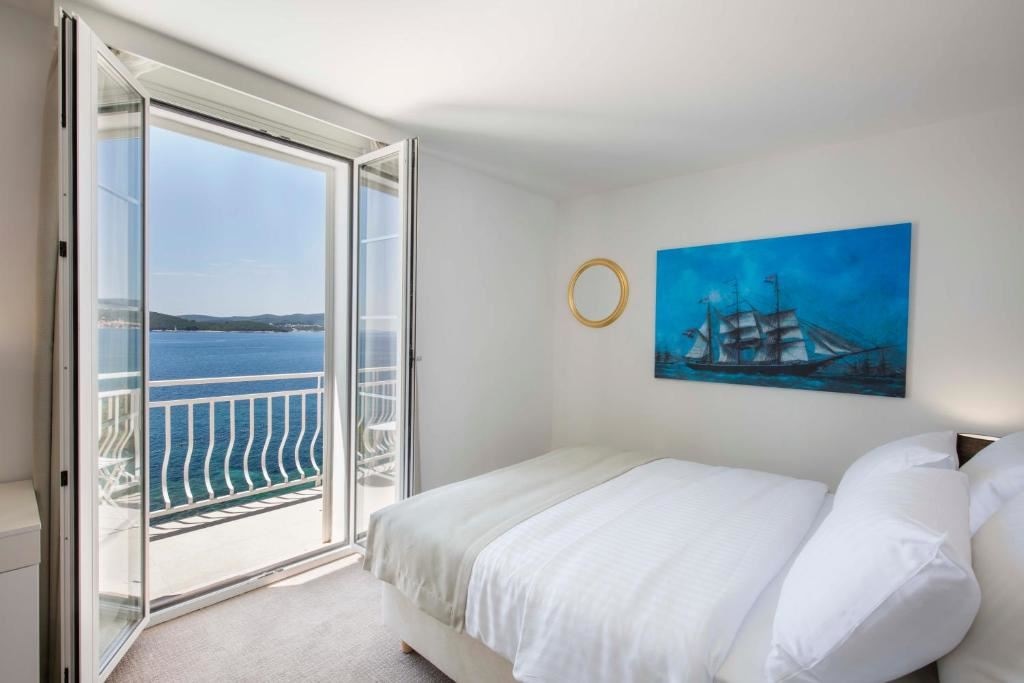 rooms-double-superior-room-seaview-balcony