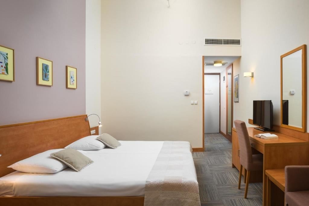 rooms-classic-room-park-view-balcony-or-terrace