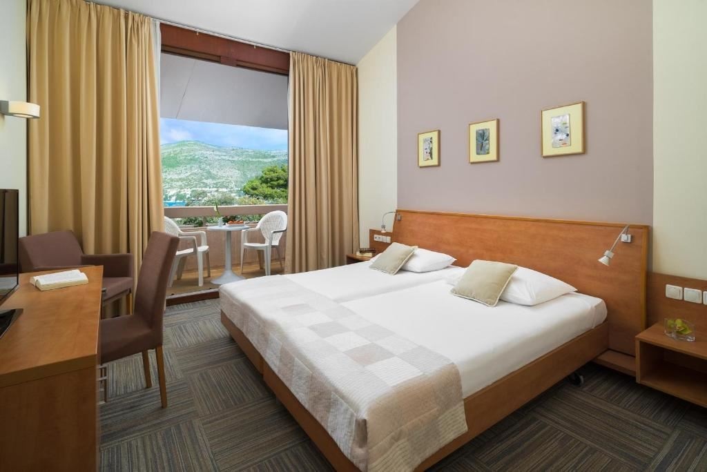 rooms-superior-room-seaside-balcony